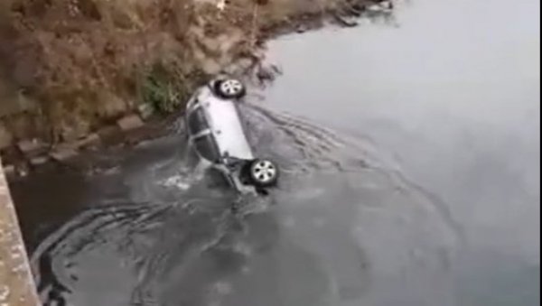 ПИЈАНА СЛЕТЕЛА У КАНАЛ: Ауто из воде извукли трактором (ВИДЕО)