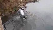 PIJANA SLETELA U KANAL: Auto iz vode izvukli traktorom (VIDEO)