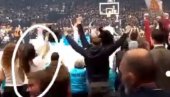 DEVOJKO, ZA KOGA TI NAVIJAŠ?! Navijačica Partizana pred grobarima skočila od sreće na trojku Nedovića za pobedu Zvezde (VIDEO)