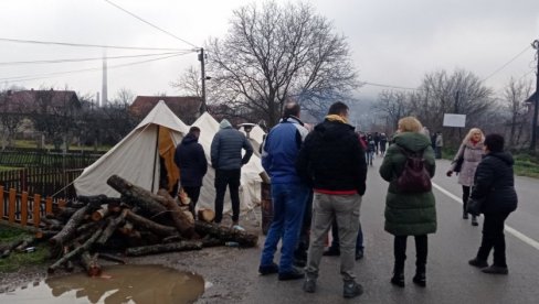 НАЈНОВИЈЕ ИНФОРМАЦИЈЕ СА БАРИКАДА: Срби и даље не одустају од захтева - не занима нас састав лажних одборника