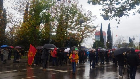 DPS SE ODREKAO PRISTALICA: DF o protestu u Podgorici - Milo je sedeo u zgradi pored i nije mu palo na pamet da podrži ljude