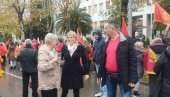 BRANE MILA OD ZAKONA: Posle protestne vožnje Podgoricom, pristalice Pokreta Ima nas okupile se pred Skupštinom Crne Gore (FOTO/VIDEO)
