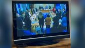 SVI SKOČILI NA ZVUK MAJSKE ZORE: U Skupštini Crne Gore poslanici ustali na himnu koja se čula sa protesta ispred zgrade (VIDEO)