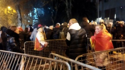 DA SE NAĐE MIRNO REŠENJE PROBLEMA: Reakcije na proteste i incidente u Podgorici (FOTO/VIDEO)
