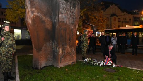 DALI SU ŽIVOTE POMAŽUĆI POSTRADALIMA: Venci položeni na spomenik srpskim pilotima, poginulim u Jermeniji