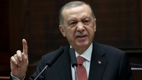 ХИТ СНИМАК ЕРДОГАНА: Турског лидера напала оса док је држао говор, обезбеђење одмах пришло, нису имали милости (ВИДЕО)