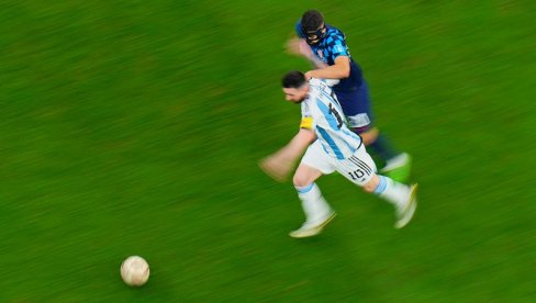 OBJASNIO IM KO NIJE NOVI VIDIĆ: Lionel Mesi i majstorije za mnogo podizanja tri prsta tokom polufinala Argentina - Hrvatska (VIDEO)