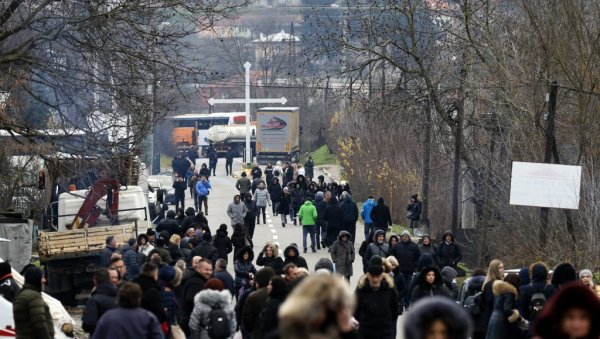 ДЕЈАНА ДРЖЕ КАО ТАОЦА, СЛАБИ МУ СРЦЕ: Сузана Пантић (56), супруга ухапшеног полицајца, на барикади у Рудару (ФОТО)