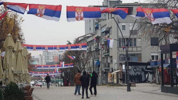 ХЛЕБА ДОВОЉНО, АЛИ НИ МРВИЦА СПОКОЈА: Напето на КиМ, Срби и даље на барикадама у Косовској Митровици