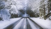 ВОЗАЧИ, СМАЊИТЕ БРЗИНУ: Снежне падавине отежавају кретање овога јутра
