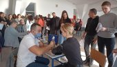 MATURANTI DALI KRV: Akcija Crvenog krsta u Zrenjaninu, među donorima i profesori (FOTO)