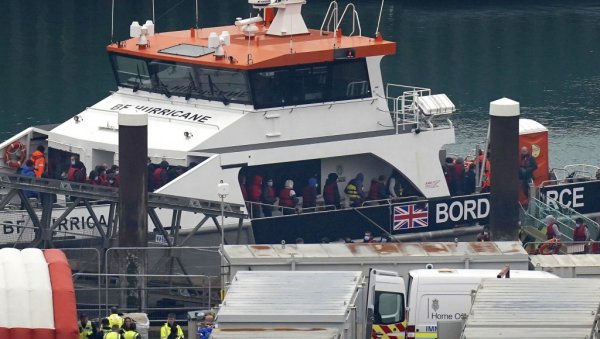 ПРЕТПОСТАВЉА СЕ ДА ИМА МРТВИХ: Бродић са мигрантима насукан на обалу Енглеске, акција спасавања у току
