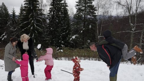ГРУДВАЊЕ СА МИНИСТАРКОМ: Дарија Кисић са породицом која има петоро деце (ФОТО)