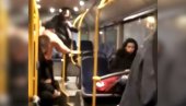 OTVORI ZADNJA, A TI IZLAZI NAPOLJE: Užas u autobusu - brutalno tukli čoveka zbog svetskog prvenstva, uleteo i vozač (VIDEO)