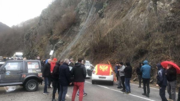 ХАОС У ЦРНОЈ ГОРИ: Патриоте блокирале магистралу Мојковац-Колашин