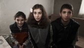NIKO SE NE DRUŽI S NAMA JER SMO SIROMAŠNI: Troje mališana porodice Rašković još jednu zimu dočekuju u trošnoj kući u selu Svinjište
