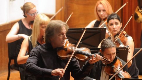 КОЛУНЏИЈА ОПЕТ НА БИНИ КОЛАРЦА: Традиционални наступ виолинисте