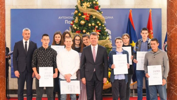 ТАЛЕНТИ У ПОКРАЈИНСКОЈ ВЛАДИ: Уручене награде, дипломе и похвале за 343 ђака и 75 њихових ментора из Војводине