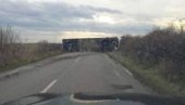 VOZAČ RAZBIJAO PROZORE DA DECA IZAĐU: Prve slike autobusa koji se prevrnuo kod Vojke, povređene voze u KBC Bežanijska kosa (FOTO)