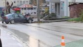 SAOBRAĆJNA NEZGODA U VRANJU: Auto se zakucao i oborio banderu