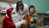 A OD DEDA MRAZA - PETAO I KOKOŠKA: Dečak iz Kikinde dobio nesvakidašnji novogodišnji poklon (FOTO/VIDEO)
