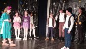 „ZVEZDANA I UOBRAŽENKO“: Deca - glumci amateri iz Banatskog Karađorđeva izveli pozorišnu predstavu (FOTO)