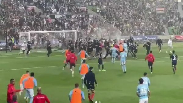 ХАОС У МЕЛБУРНУ: Навијачи упали на терен, голман озбиљно повређен, меч прекинут (ФОТО)