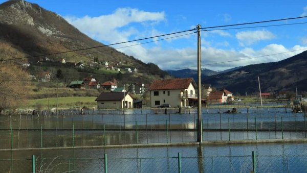 ПОПЛАВЕ НА СЕВЕРУ ЦРНЕ ГОРЕ: Језеро и реке поплавили на десетине кућа (ФОТО)