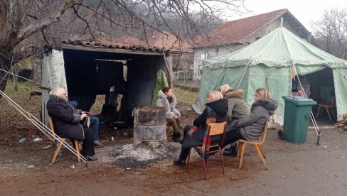 ПРЉАВА ИГРА ПРИШТИНЕ: Шире лажне вести о наоружаним Србима на барикадама (ФОТО)