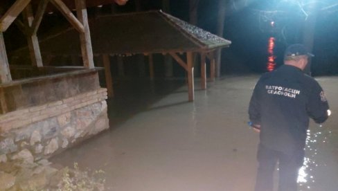 НЕПРЕСТАНО ОБИЛАЗЕ ТЕРЕН: Спасилачки тимови у приправности због потенцијалних поплава