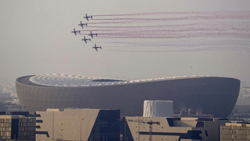 SPEKTAKL NA NEBU KATARA: Avionske akrobacije iznad stadiona Lusail uoči finala Mundijala (FOTO)