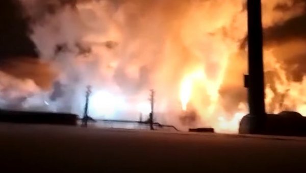 АПОКАЛИПТИЧНА СЦЕНА У РУСИЈИ: Велики пожар на нафтном пољу, ватра шикља у небо (ВИДЕО)