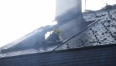 VATRENU STIHIJU GASILI ČETIRI SATA: Gotovo izgorela kuća kod Sombora, vatrogasci spasli polupokretnu baku (FOTO)
