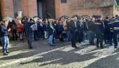 TRENUTAK U KOME NE MOŽETE SAKRITI SUZE: Aplauz pred bazilikom po dolasku kola sa kovčegom Siniše Mihajlovića