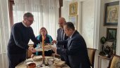 ХВАЛА ИМ ШТО СУ ПОЧАСТВОВАЛИ КУЋУ ВУЧИЋА: Председник на Никољдан у родитељском дому угостио Никоса Дендијаса и Ивицу Дачића