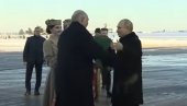 SLOVENSKI DOČEK I BRATSKI ZAGRLJAJ ZA PUTINA: Lukašenko ga sačekao na aerodromu, evo šta su mu uručile devojke (VIDEO)