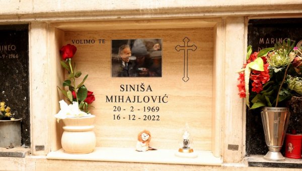 ПЛИШАНИ ЛАВ, РУЖЕ И ПОРУКА ПОРОДИЦЕ НА СРПСКОМ: Овде је сахрањен Синиша Михајловић (ФОТО)