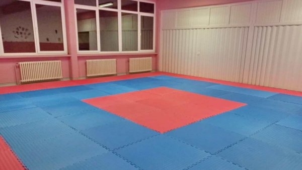 ПОСЛЕ 40 ГОДИНА ПОСТОЈАЊА: Основна школа у Сутјесци коначно добила салу за физичко (ФОТО)