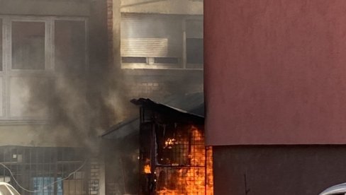 ЗАПАЛИЛА СЕ ТРАФИКА У БЛИЗИНИ ШКОЛЕ: Пожар у Северној Митровици