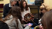 SVI PRISUTNI NA ČASU HUMANOSTI: U OŠ Olga Petrov u Padinskoj skeli, ceo kolektiv, kao i đaci i njihovi roditelji, pripremaju božićni bazar