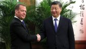 МЕДВЕДЕВ ДОНЕО СИ ЂИНПИНГУ ПУТИНОВУ ПОРУКУ: Важна посета Кини, објављено шта је поручио руски председник