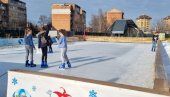 ПРОВОД ПОРЕД ДИНОСАУРУСА: Новогодишња чаролија у Крушевцу, почиње да ради и клизалиште клизаче
