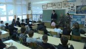 VOJNI POZIV SVE AKTUELNIJI: Jagodinski osnovci se upoznali sa prednostima školovanja u Vojnoj gimnaziji  (FOTO)