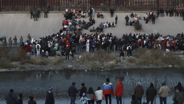 МИГРАНТИ НАВАЛИЛИ У АМЕРИКУ: Погледајте тренутну ситуацију на граници са Мексиком (ФОТО)