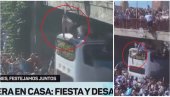 СВЕТ ЈЕ ЗАПАЊЕН: Аргентинац пао са моста током дочека фудбалера, а оно што се потом десило - тешко је објаснити (ВИДЕО)