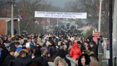 SRPSKI PRKOS: Uprkos svemu, Srbi se u ogromnom broju okupljaju kod Krsta