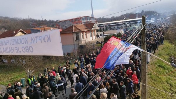 (УЖИВО)  КОЛОНА ВОЗИЛА СЛИВА СЕ КА КРСТУ: Срби се окупљају у великом броју, полиција зауставља српска возила (ФОТО/ВИДЕО)