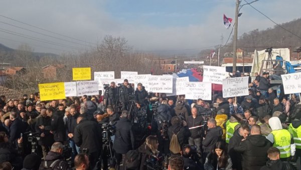ДЕЦУ НИСАМ РАЂАЛА ЗА КУРТИЈЕВ СНАЈПЕР: Срби послали моћне поруке - Вијорe се заставe, носе се транспаренти у Рудару (ФОТО)