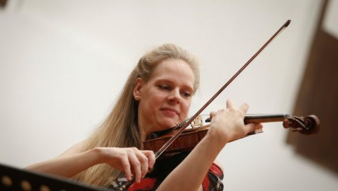 КОНЦЕРТ БЕОГРАДСКЕ ФИЛХАРМОНИЈЕ: Наступ уз виолинистикињу Симону Ламза и диригента Данијела Рајскина