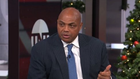 НЕ МОЖЕ ДА СЕ НАЧУДИ! Баркли одушевљен, Никола Јокић је добио наклон легенде